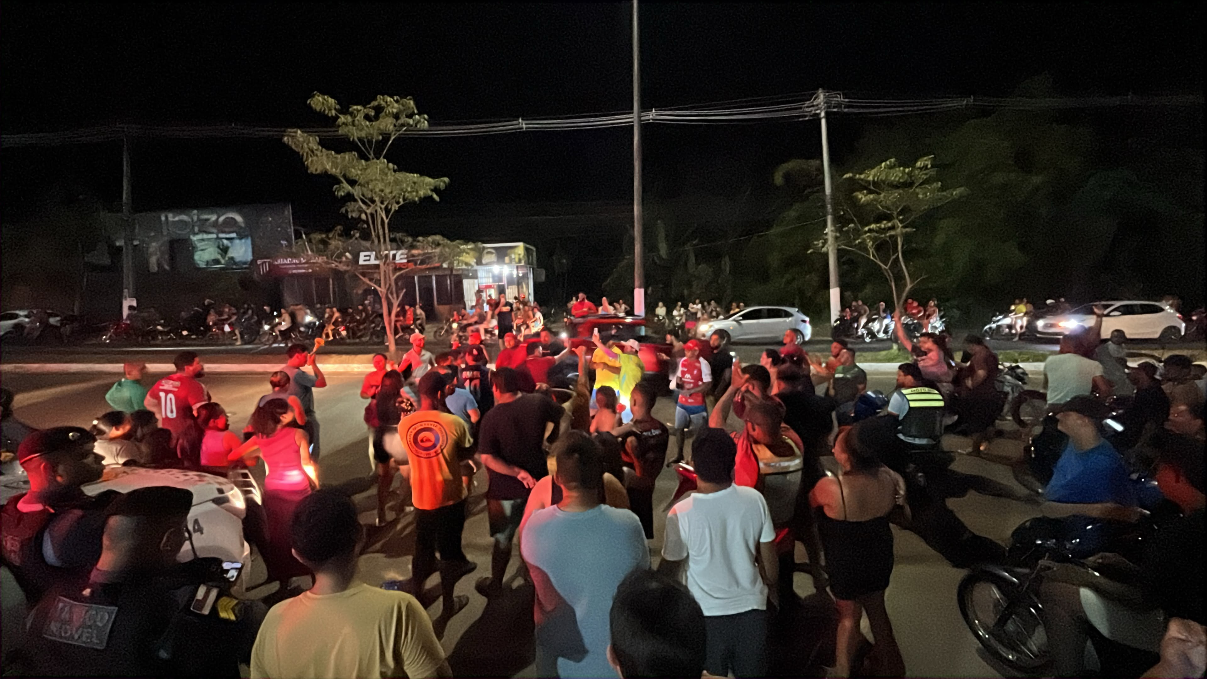 Após apagão no AM, moradores bloqueiam rua e protestam em frente à concessionária por falta de energia
