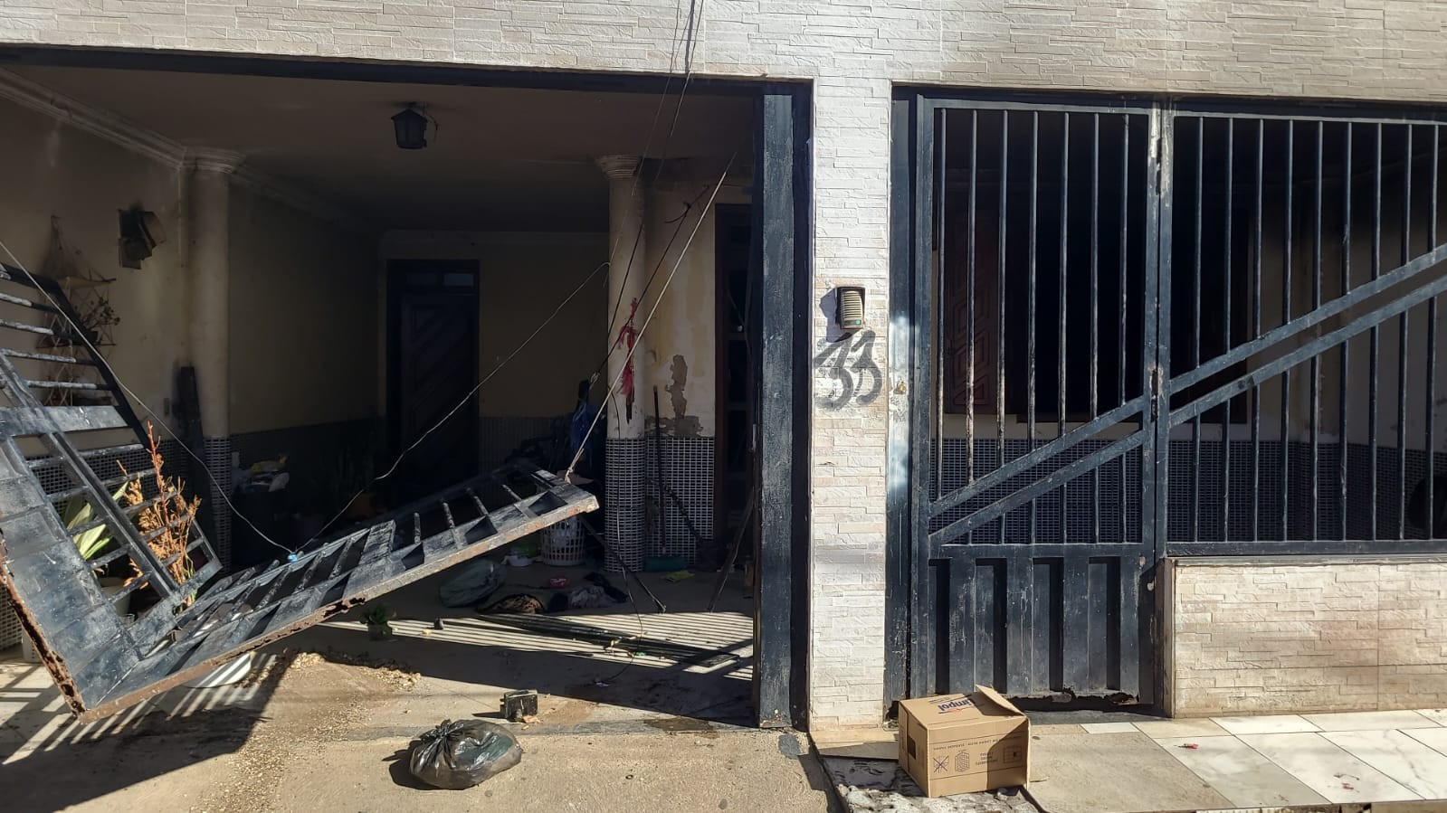 Incêndio atinge casa no Centro de Ipatinga e deixa móveis destruídos