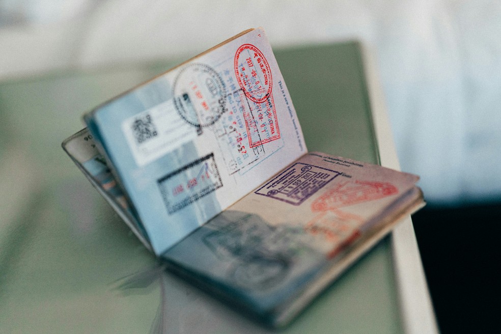 Carimbo passaporte — Foto: Unsplash/ Kit (formerly ConvertKit)