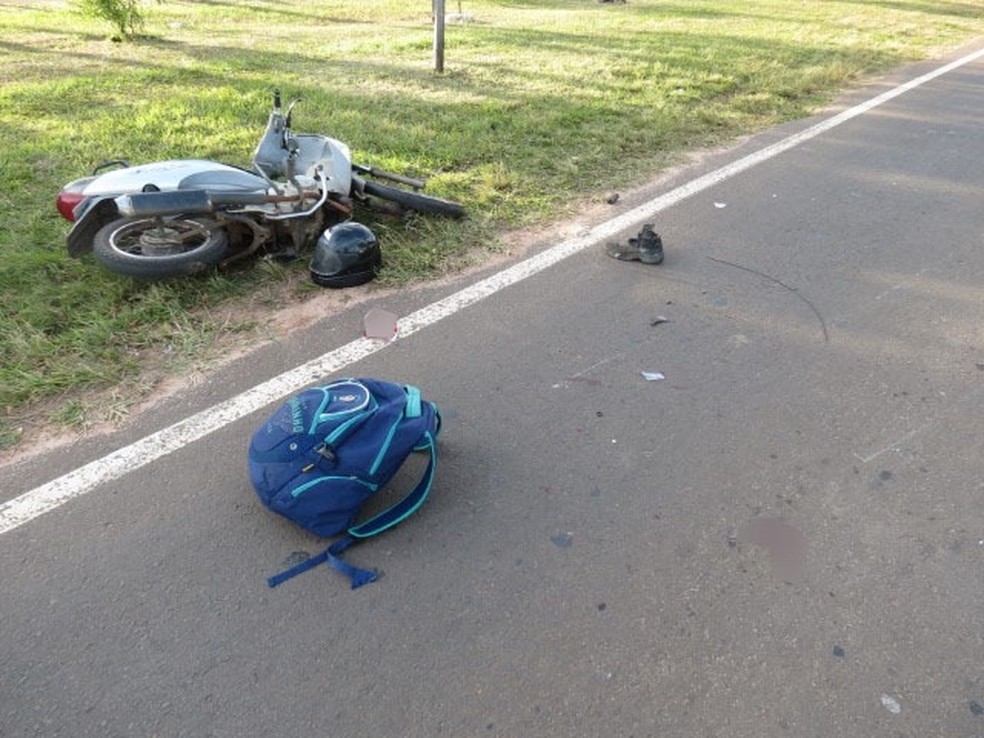 Mulher morreu em acidente entre duas motos, na estrada vicinal Marcelo Lorenzetti, em Dracena (SP) — Foto: Jorge Zanoni