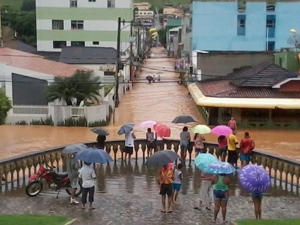 Centro de Itaguaçu totalmente alagado devido às chuvas — Foto: Reprodução/Facebook/2013