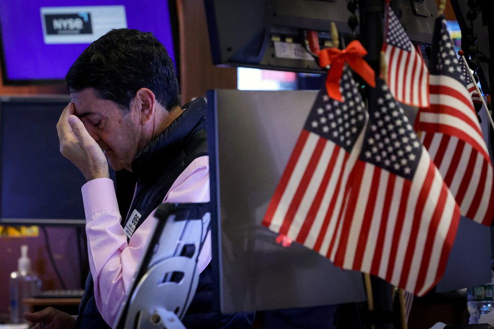 Trader trabalha no pregão da Bolsa de Valores de Nova York (NYSE), em 11 de abril de 2025 — Foto: REUTERS/Brendan McDermid