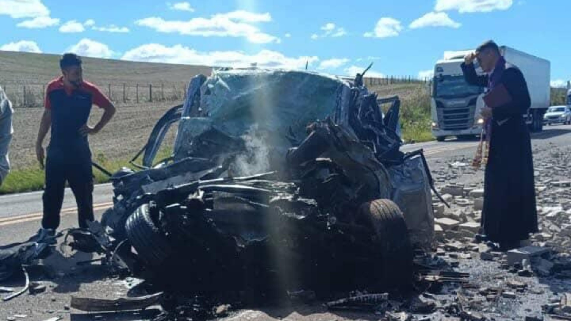 Padre interrompe viagem e para em acidente na BR-386 para dar extrema unção a mãe e filho mortos no RS