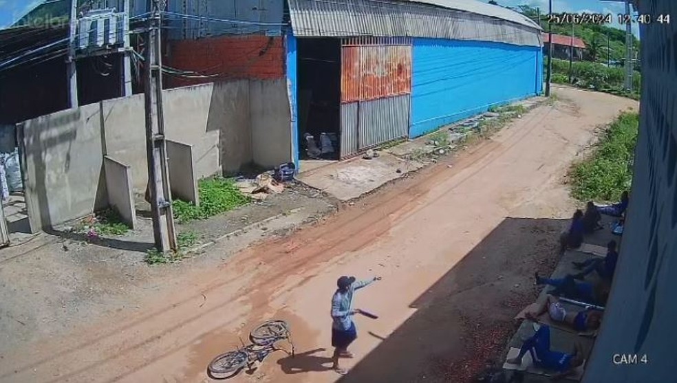 Criminoso usou arma longa para render trabalhadores durante assalto em Pacatuba. — Foto: Reprodução