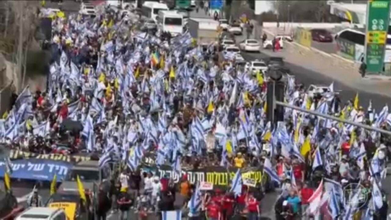 Bebê de 1 mês é salva dos escombros em Gaza após ataque aéreo matar sua família