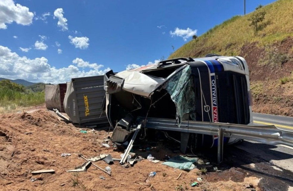 Carreta tombou no km 688,7 da BR-116, próximo ao distrito de Itamuri, em Muriaé — Foto: Rádio Muriaé/Reprodução
