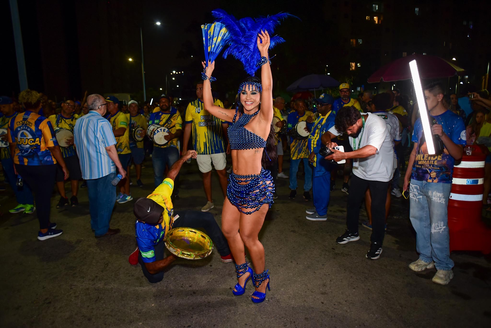 Mileide Mihaile participa do ensaio de rua da Unidos da Tijuca