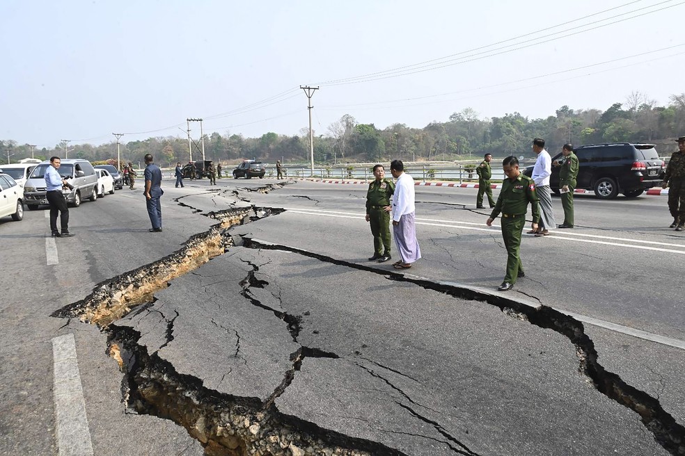 Líder militar do Mianmar, General Sêniior Min Aung Hlaing, no centro, inspeciona uma estrada danificada por conta do terremoto. — Foto: Equipe de Informações Militares de Mianmar via AP