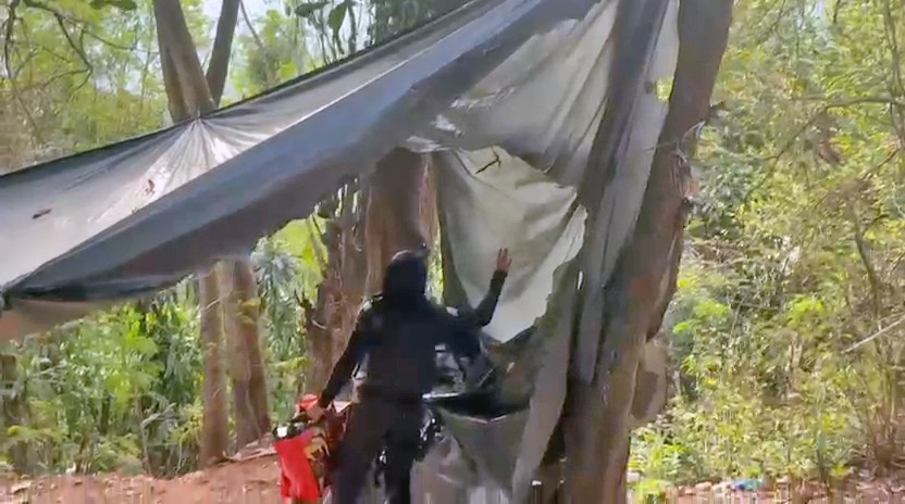 Polícia Civil faz operação no Borel contra cobrança de taxas abusivas pelo tráfico e desmonta ‘acampamento’