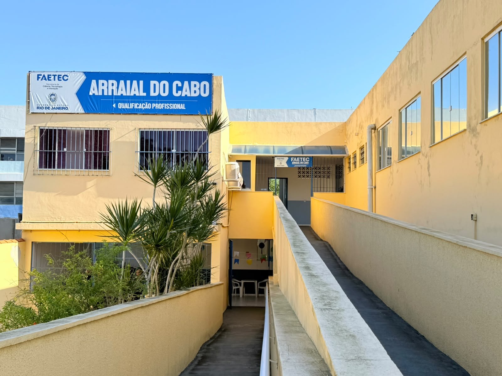 Faetec oferece cursos gratuitos de capacitação em Arraial do Cabo com apoio do QualificaTur