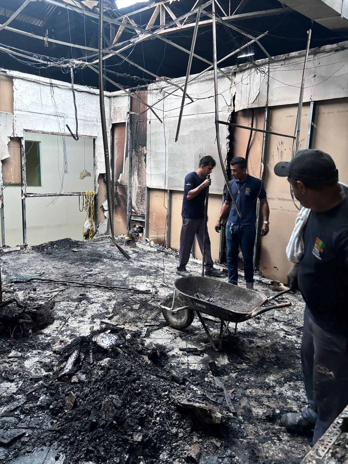 Incêndio destrói sala de TI da Fundação Elias Mansour e atendimento é suspenso no Acre