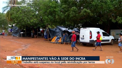 Manifestantes protestam por direito à terras em frente à sede do Incra em Palmas