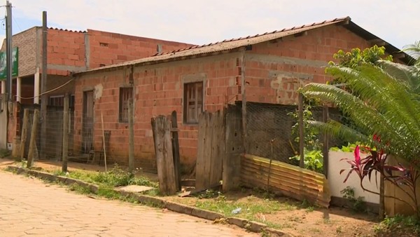 Mulher é morta a tiros dentro de casa enquanto marido e filho de 2 anos dormiam em Linhares  — Foto: Reprodução TV Gazeta
