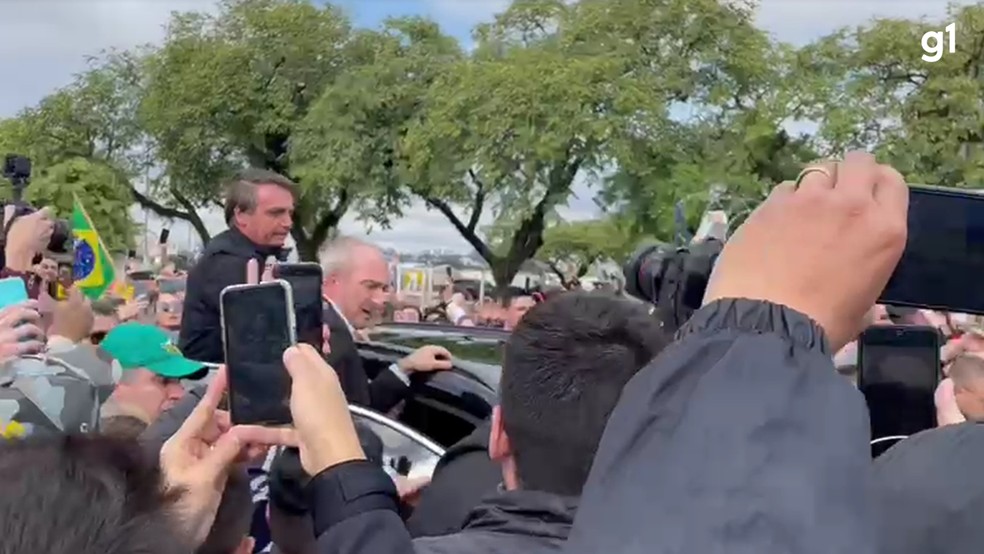Bolsonaro na chegada a Porto Alegre nesta quinta-feira (22) — Foto: Vítor Rosa/RBS TV
