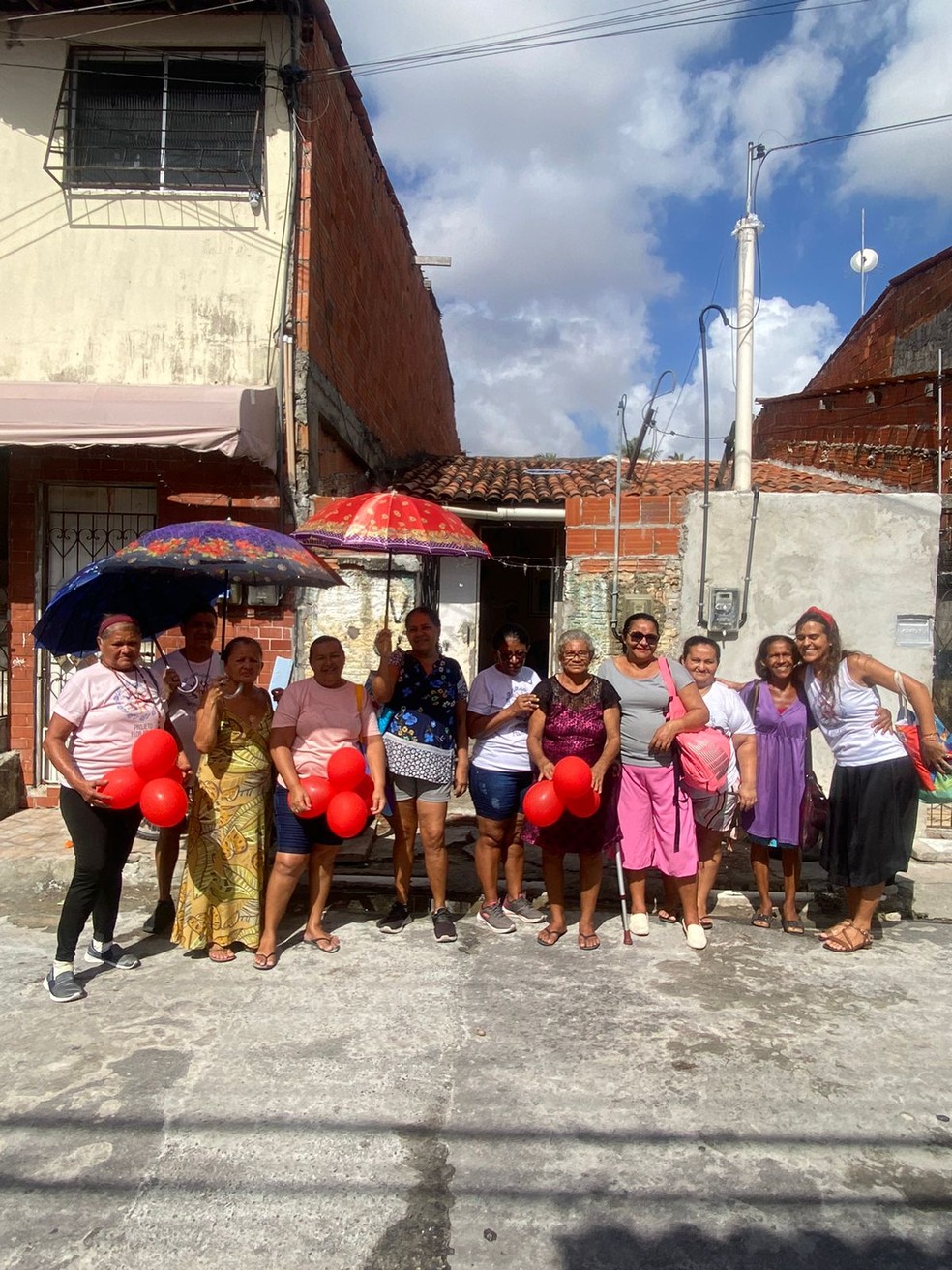 Visitas feitas pelo grupo de mulheres beneficiadas pela ação "Cura pelo Amor", do projeto Flor de Lis — Foto: Arquivo Pessoal