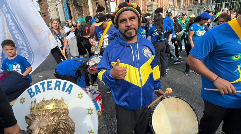 Líder da bateria de samba, pastor Jorge Rafari, na Marcha para Jesus — Foto: Paola Patriarca/g1