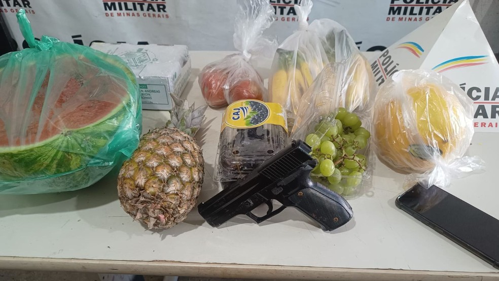 Os suspeitos encomendaram frutas e verduras para atrair o entregador e assaltá-lo — Foto: PMMG/Divulgação