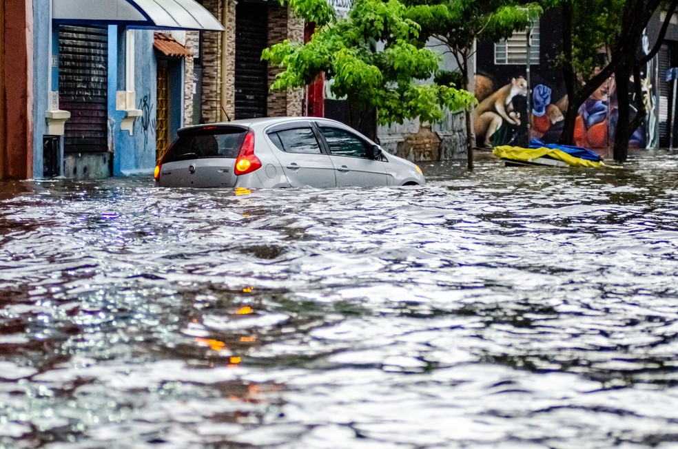 Vista de ponto de alagamento na Ipanema, no bairro da Mooca, zona leste de São Paulo, após o temporal que atingiu a cidade na tarde deste sábado (23). — Foto: Gero Rodrigues/O Fotográfico/Estadão Conteúdo