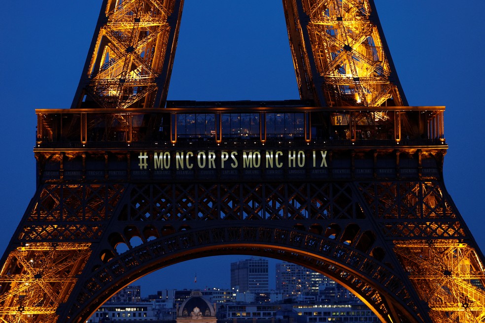 Torre Eiffel com a frase 'Meu corpo, minha escolha' após a França tornar o aborto um direito constitucional — Foto: Abdul Saboor/Reuters