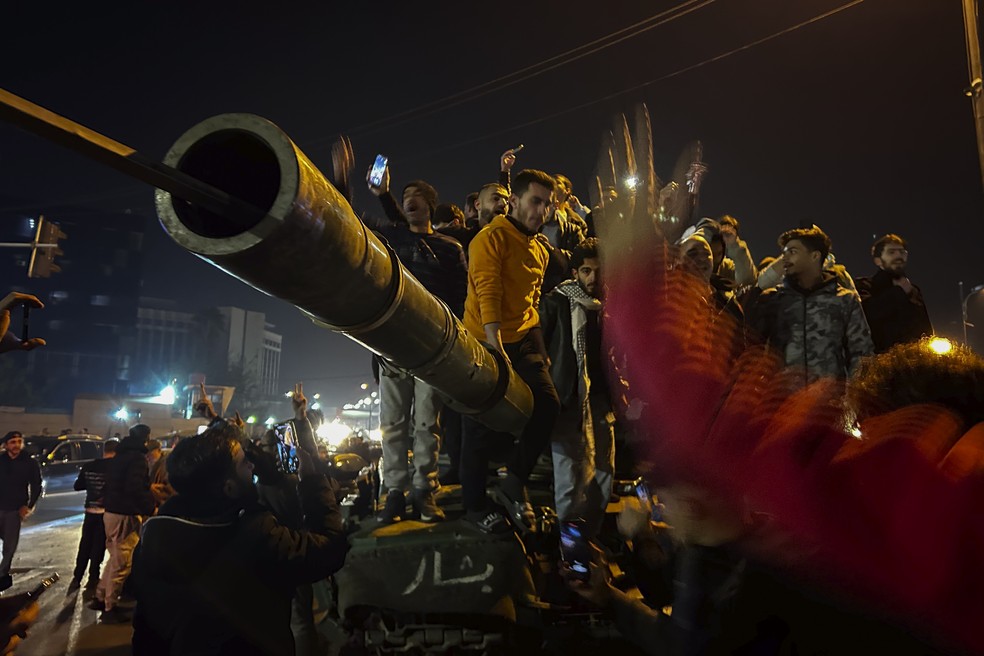 Forças rebeldes celebram chegada a Damasco em ofensiva para derrubar ditador Bashar al-Assad — Foto: Omar Sanadiki/AP