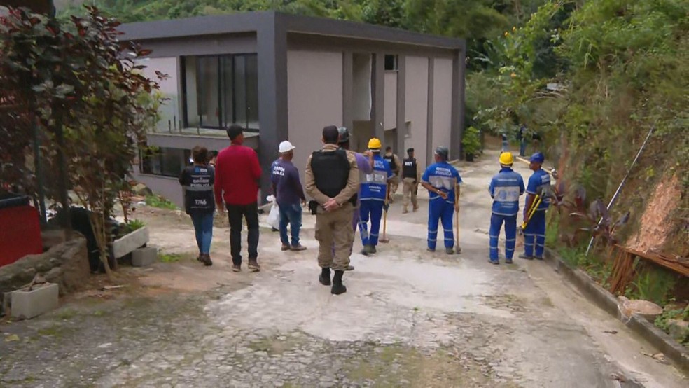 Segundo Prefeitura do Rio, casas não tem alvarás ou autorizações para obras — Foto: Reprodução/TV Globo