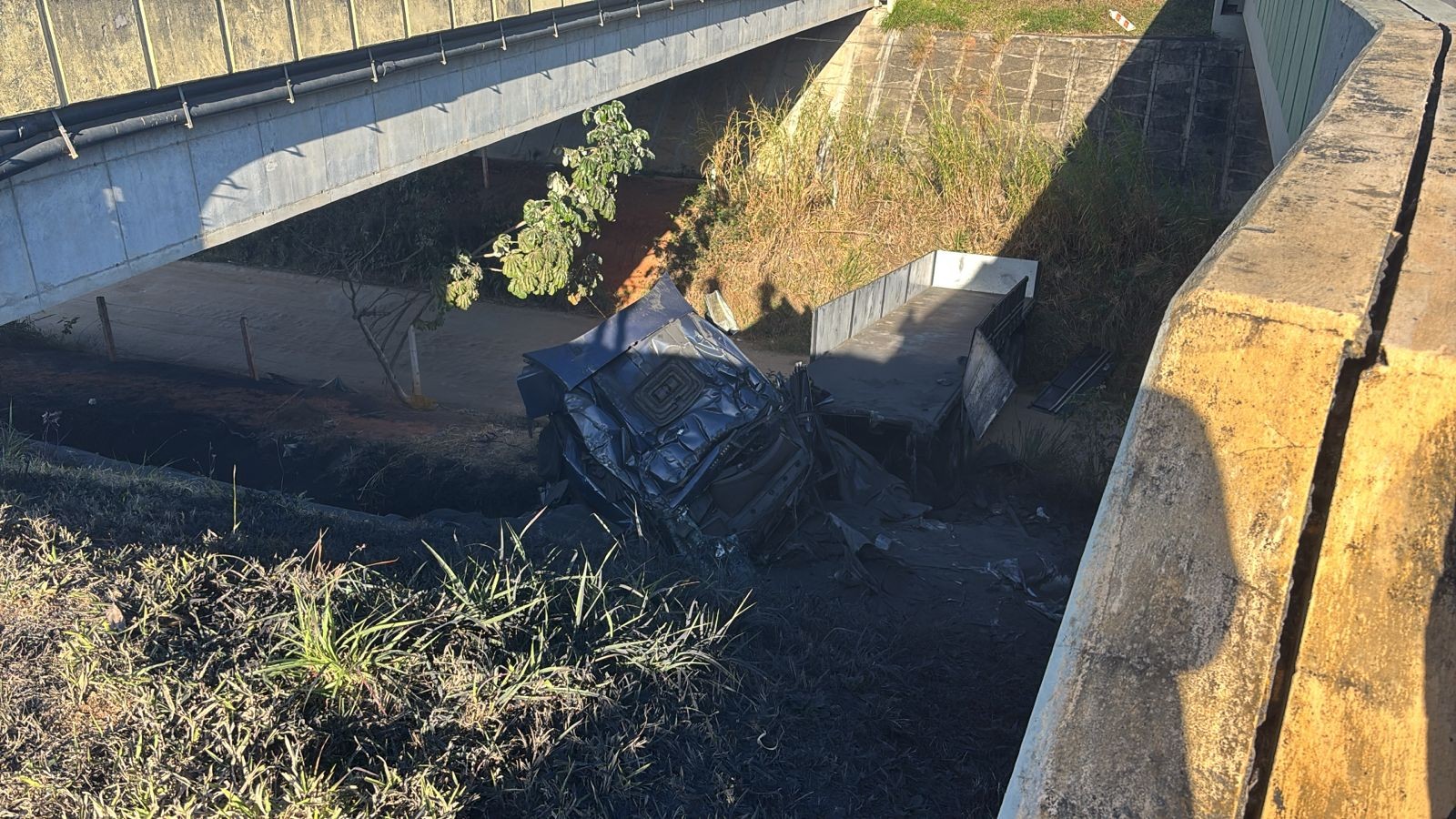 Motorista morre após caminhão cair de viaduto da rodovia Carvalho Pinto, em Jacareí
