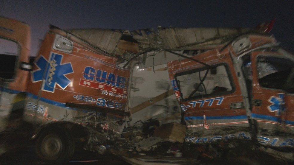 Ambulância bateu em carreta e cinco pessoas morreram na BR-040, em Santos Dumont — Foto: Rodrigo Soares/TV Integração