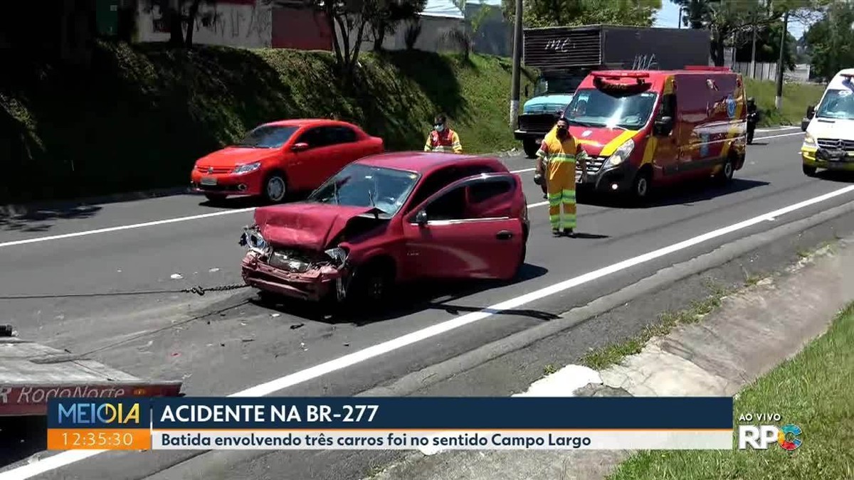 Batida frontal entre carros é registrada na BR-277 em Cascavel