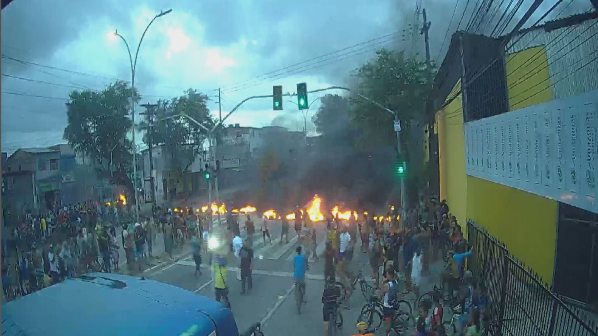 Manifestantes queimam pneus em protesto e bloqueiam trânsito nos dois sentidos da avenida Abdias de Carvalho, no Recife; VÍDEO