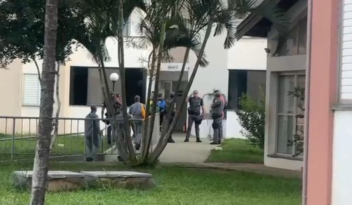 Homem armado que trancou filhos de e 2 e 4 anos dentro de casa liberou crianças após chegada da advogada, diz polícia