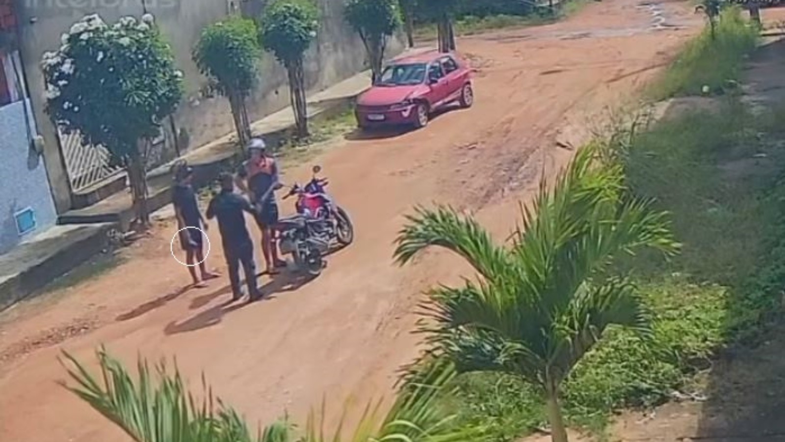 Motociclista de app tem moto roubada por dupla ao chegar a local de corrida em Fortaleza; vídeo