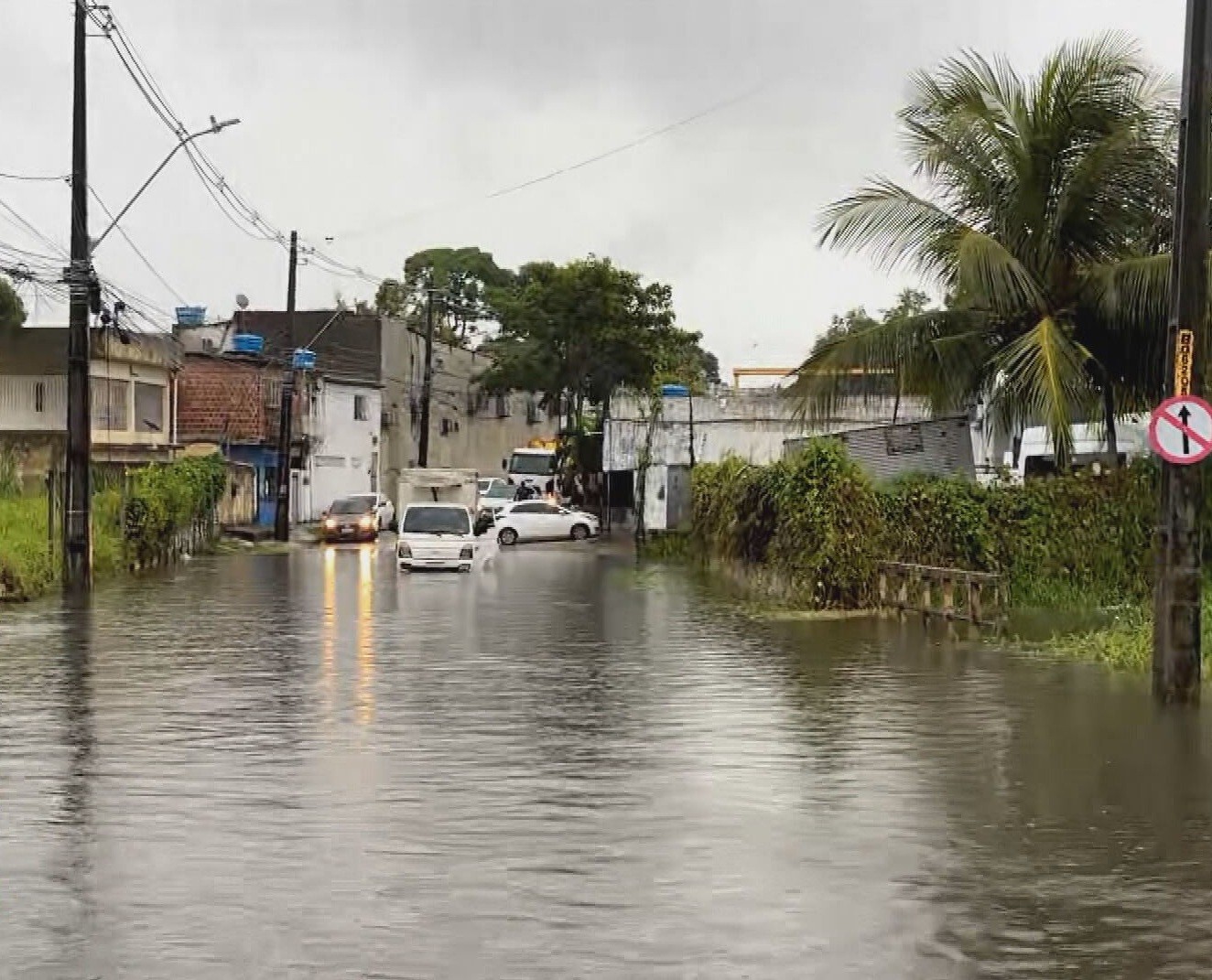 Chuva forte no Grande Recife causa alagamentos e cidades suspendem aulas; FOTOS e VÍDEOS