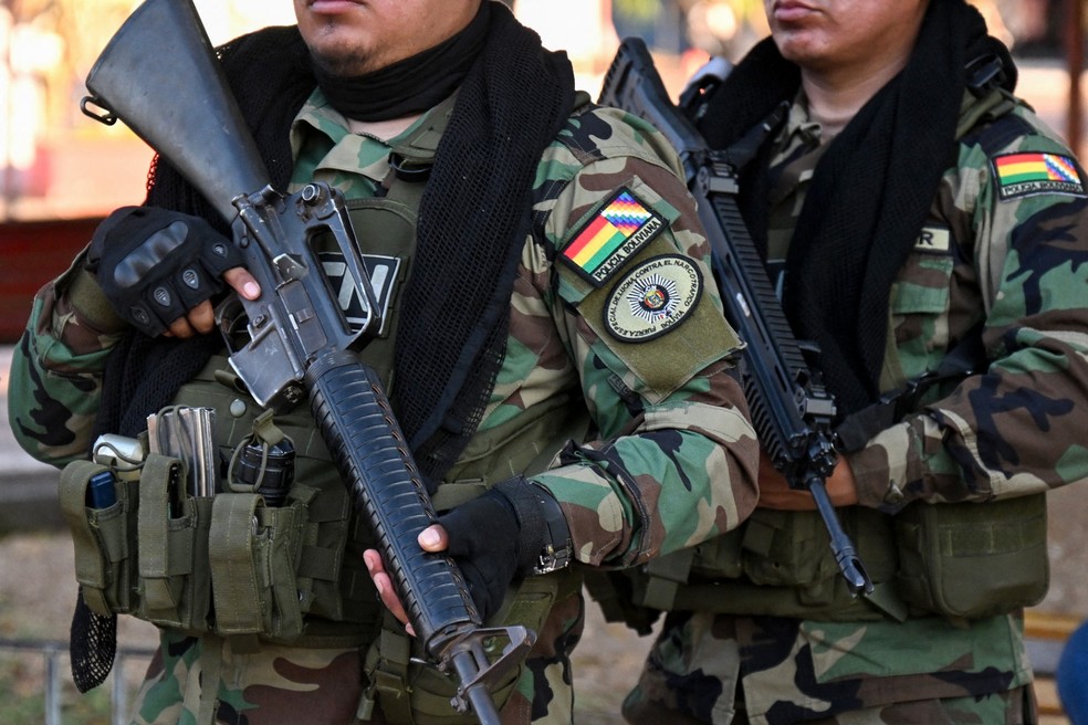 Policiais bolivianos da Força Especial de Combate ao Narcotráfico (FELCN) fazem a guarda durante uma operação de segurança na fronteira entre Bolívia e Brasil — Foto: Aizar Raldes/AFP