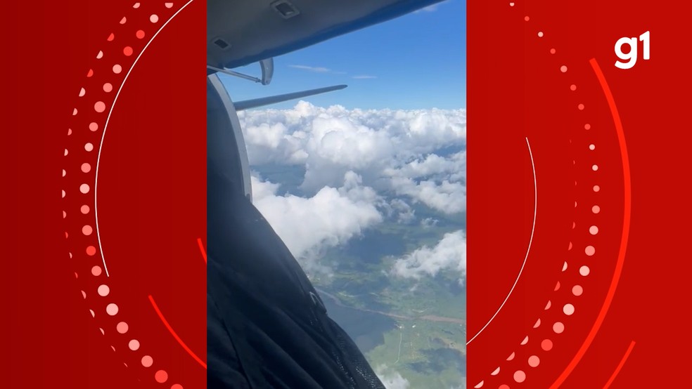 Parte da fuselagem abriu e passageiros passaram sufoco durante a viagem — Foto: Reprodução/Redes sociais