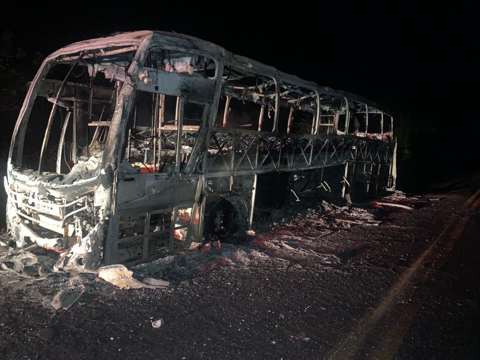 Ônibus do Exército pega fogo em rodovia na Bahia e armas e munições ficam queimadas — Foto: Reprodução/TV Sudoeste