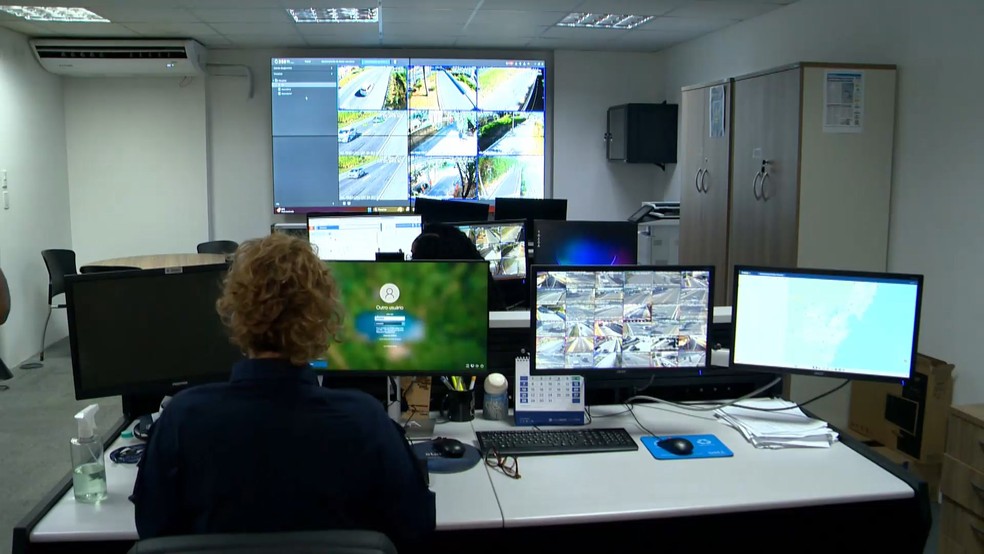 Centro de monitoramento responsável por receber imagens do reconhecimento facial no Espírito Santo — Foto: Reprodução/TV Gazeta
