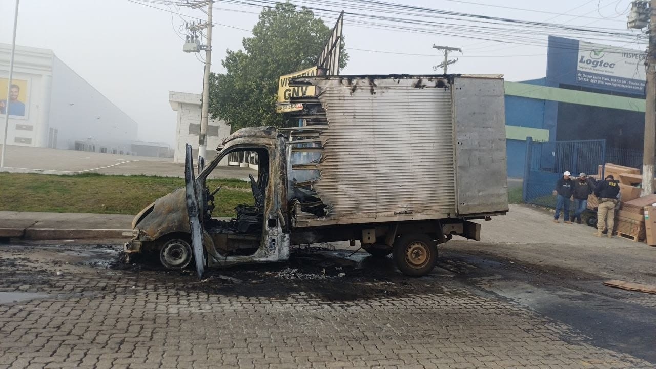 Caminhão baú pega fogo na Via Dutra, em Resende
