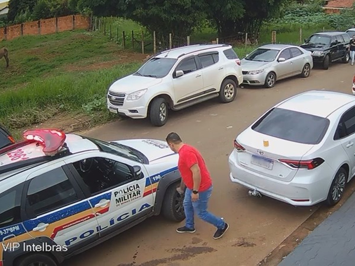 Enquanto PM era ofendido de 'preto fedido, viado e gordo', homem que não queria baixar volume de som é flagrado furando pneu de viatura; veja VÍDEO