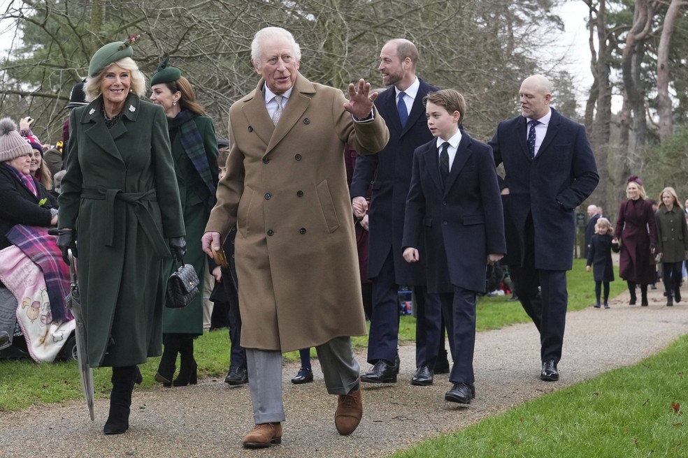 Familia real britânica a caminho da cerimônia de Natal na Igreja de Santa Maria Madalena em Sandringham — Foto: AP Photo/Jon Super