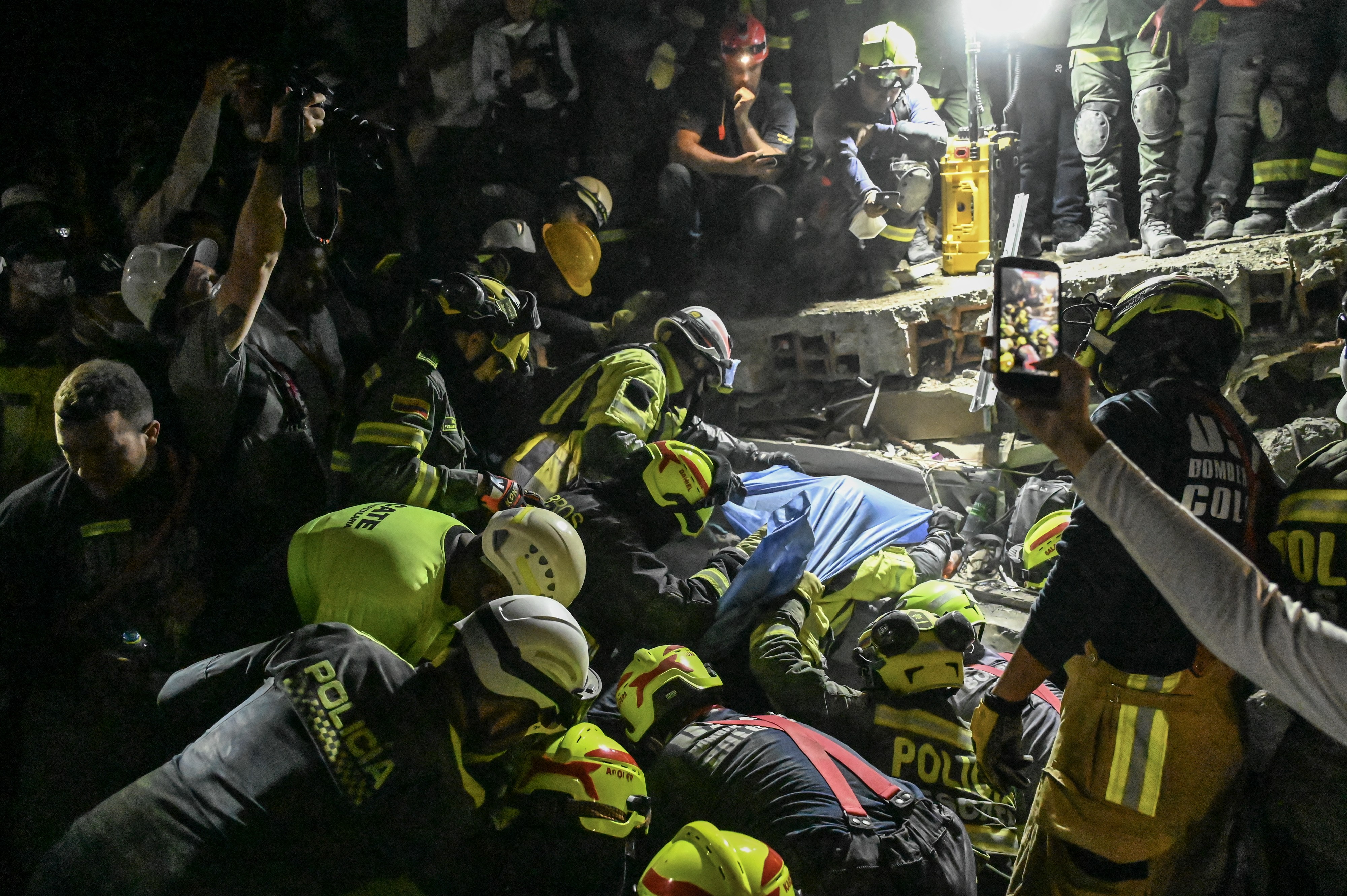Socorristas resgatam mulher sob os escombros mais de 30 horas após o terremoto na Colômbia