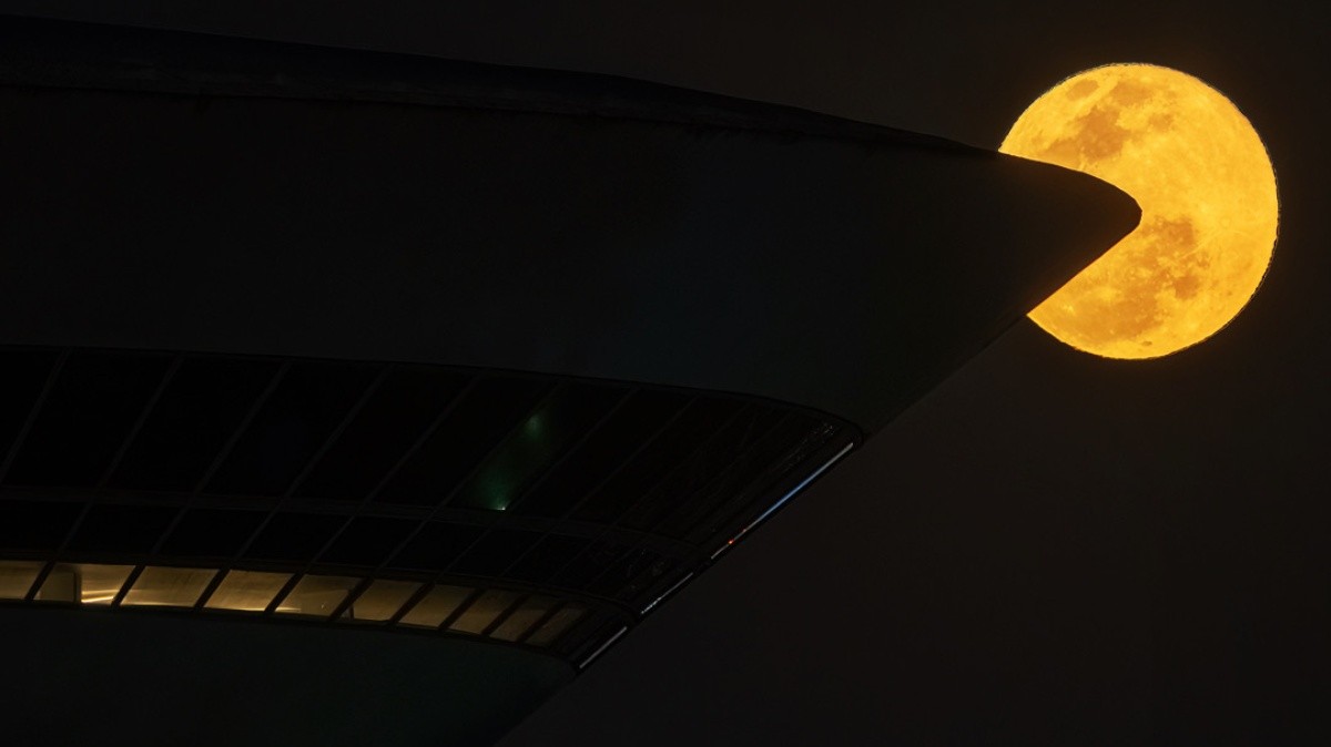 Lua cheia vira Pac-Man e parece 'morder' museu de Niemeyer em Niterói; veja foto