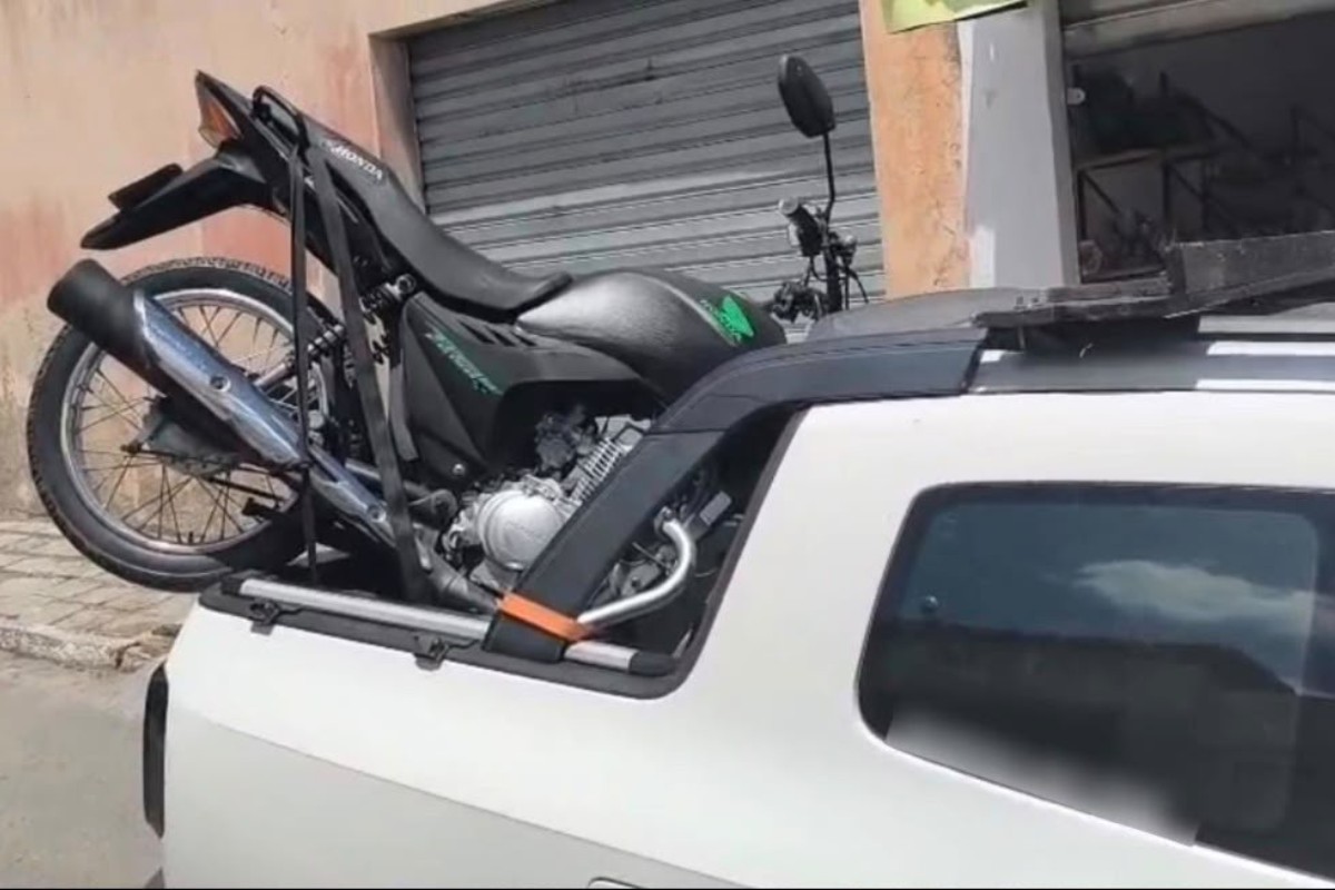 Criminosos aplicam golpe do falso Pix e roubam moto; dono tenta recuperar veículo e é levado na carroceria de caminhonete