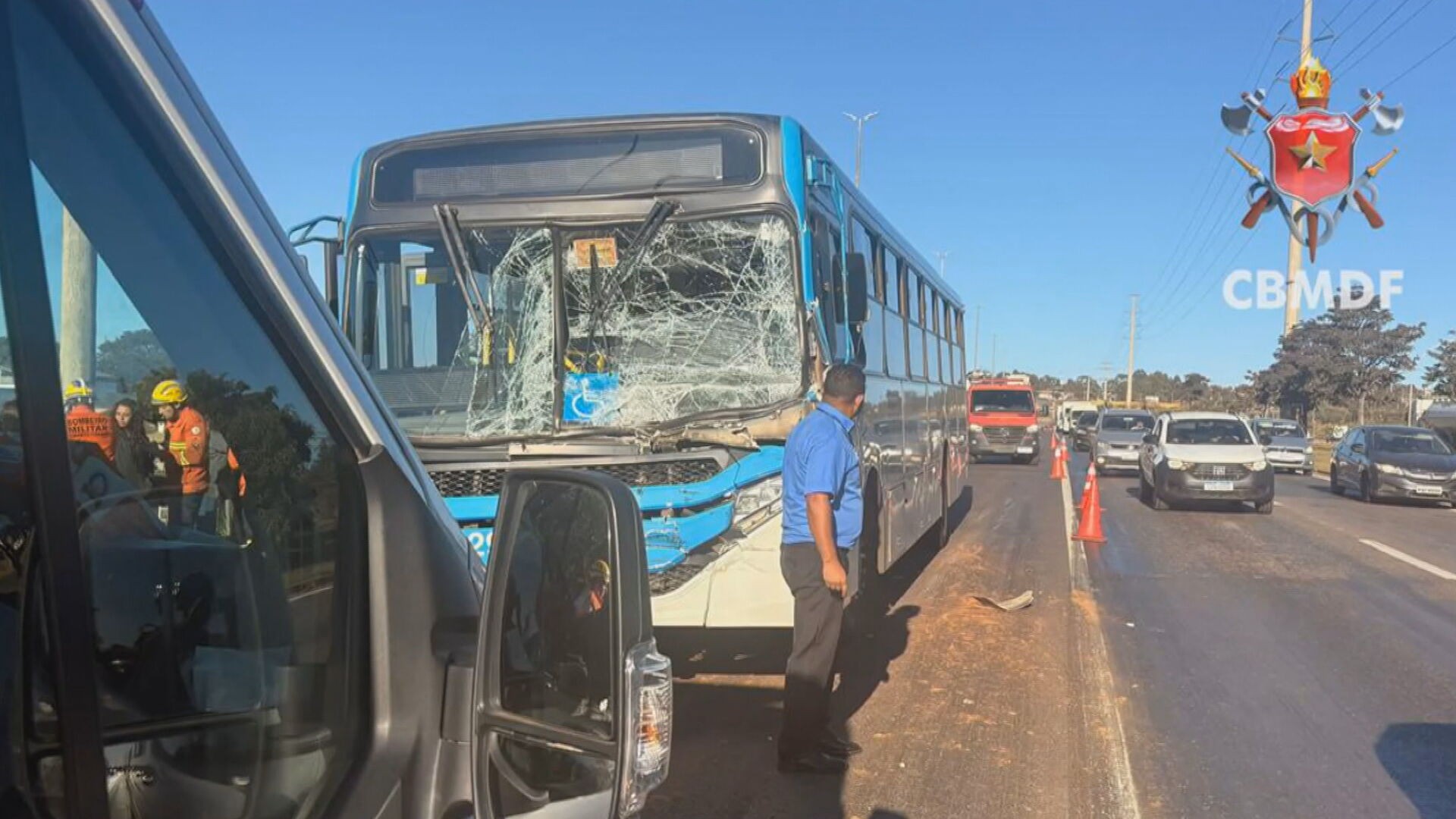 Acidente entre ônibus e caminhão no DF deixa 14 feridos