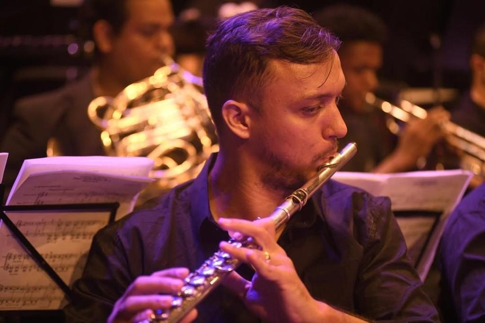 Leonnid começou os estudos musicais no Instituto Ciranda ainda na infância, em 2005, e atua há mais de dez anos como primeiro flautista da Orquestra CirandaMundo. — Foto: SECEL-MT