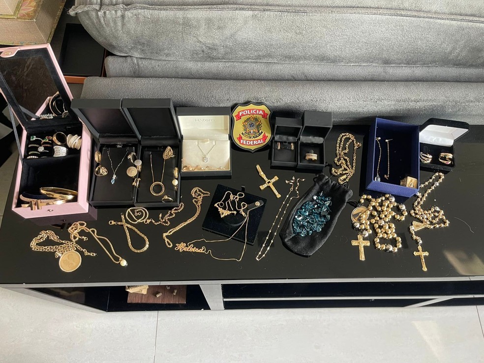 Objetos apreendidos pela PF e pelo MP em ao contra policiais, advogado e empresrios suspeitos de elo com o PCC — Foto: Divulgao
