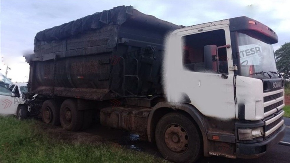 Acidente deixa um morto e feridos após veículo da Secretaria de Saúde bater em caminhão na SP-333 — Foto: Artesp/divulgação