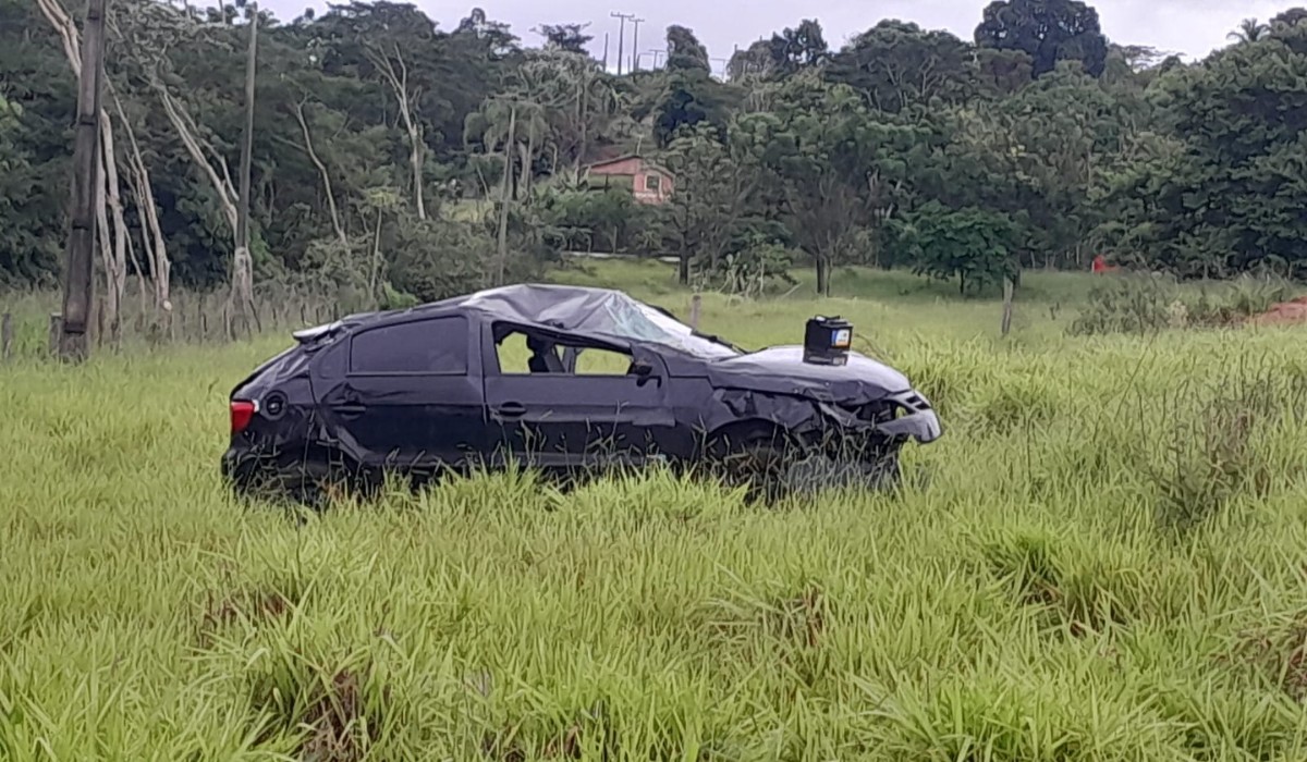 Motorista é arremessado para fora do veículo após capotamento em rodovia do interior de SP