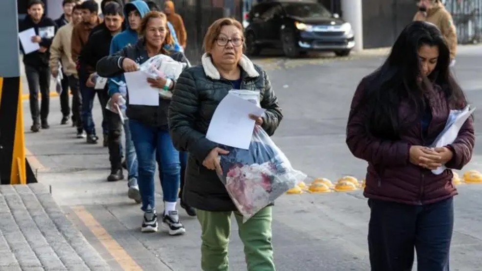 Fila de pessoas para deportação na fronteira, em 21 de Janeiro, após posse de Trump, que prometeu deportação em massa. — Foto: Getty Images via BBC