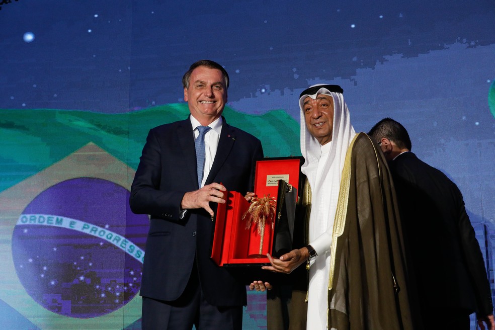 Bolsonaro recebe palmeira folheada a ouro como presente oficial em evento no Bahrein — Foto: PF/Reprodução