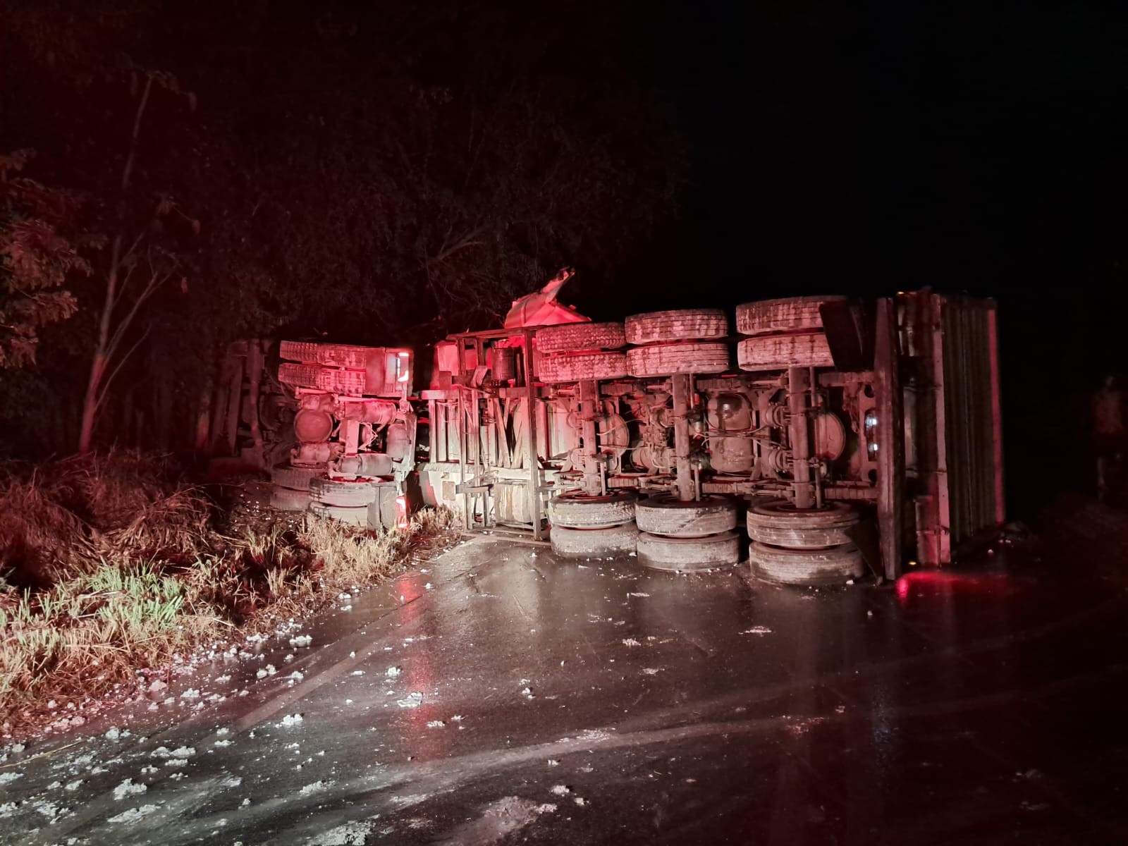 Acidente termina com motorista presa na BR-354, em Formiga
